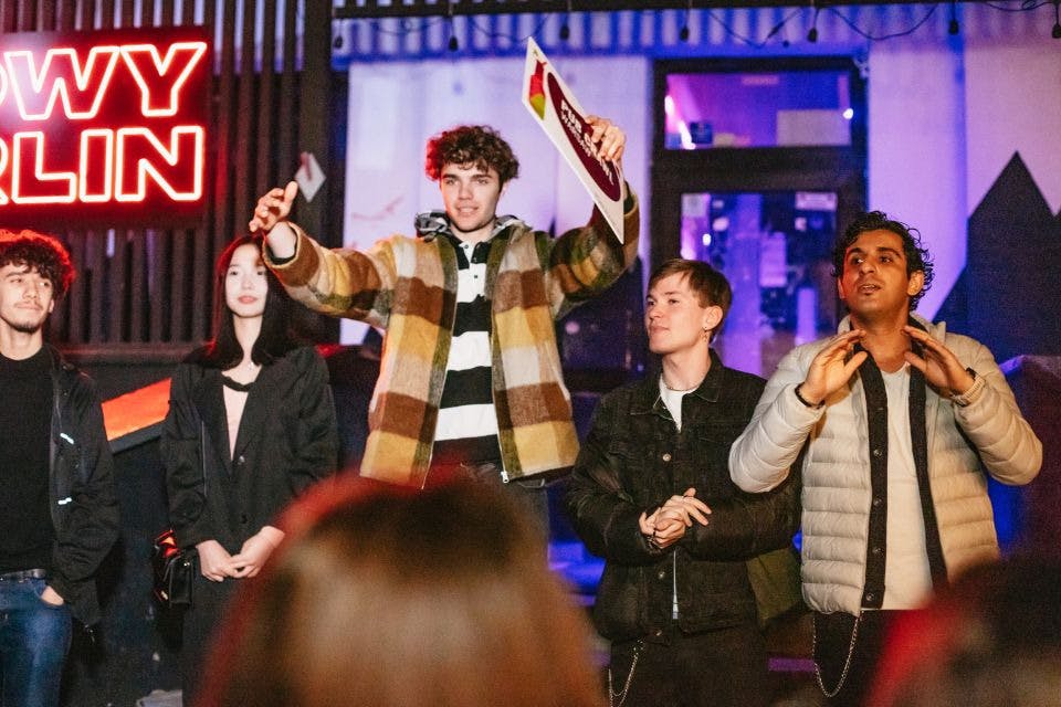 Průvodce procházením hospody hovoří se skupinou