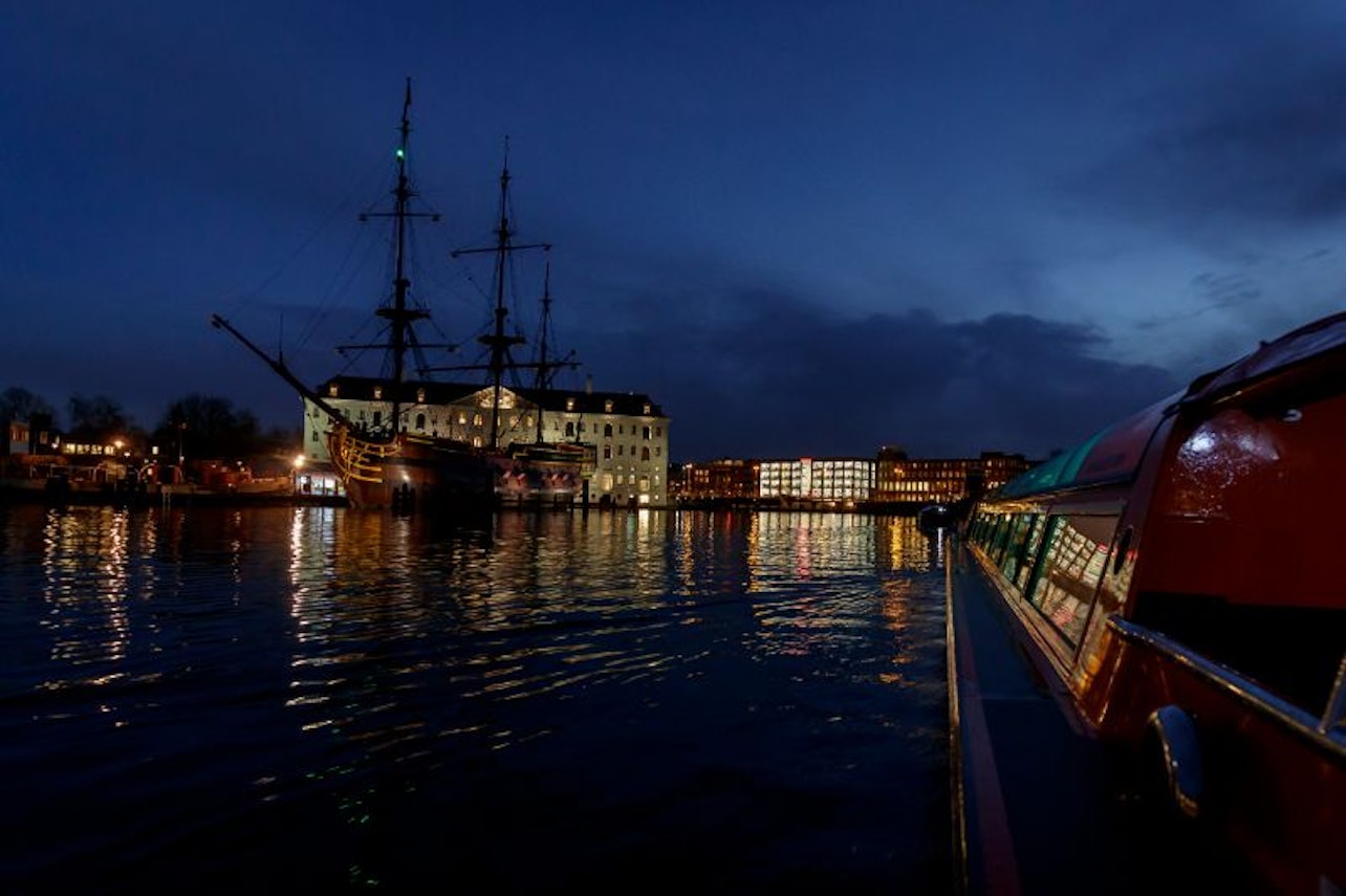 Amsterdam: Lovers Crucero nocturno por el Canal desde la Estación Central - Alojamientos en Amsterdam