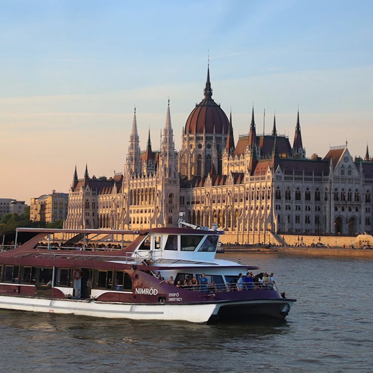 Budapest: Sightseeing Cruise + Unlimited Prosecco in Budapest β Tiqets