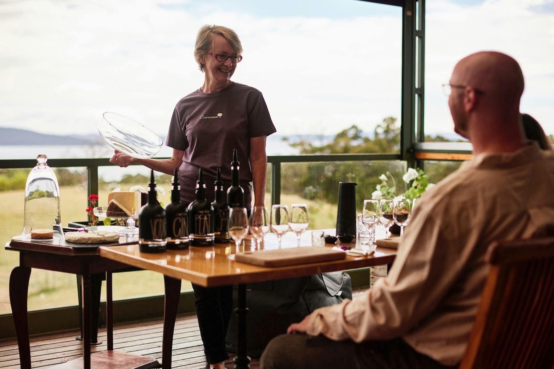 전문 지식이 풍부한 직원과 함께 즐기는 시음