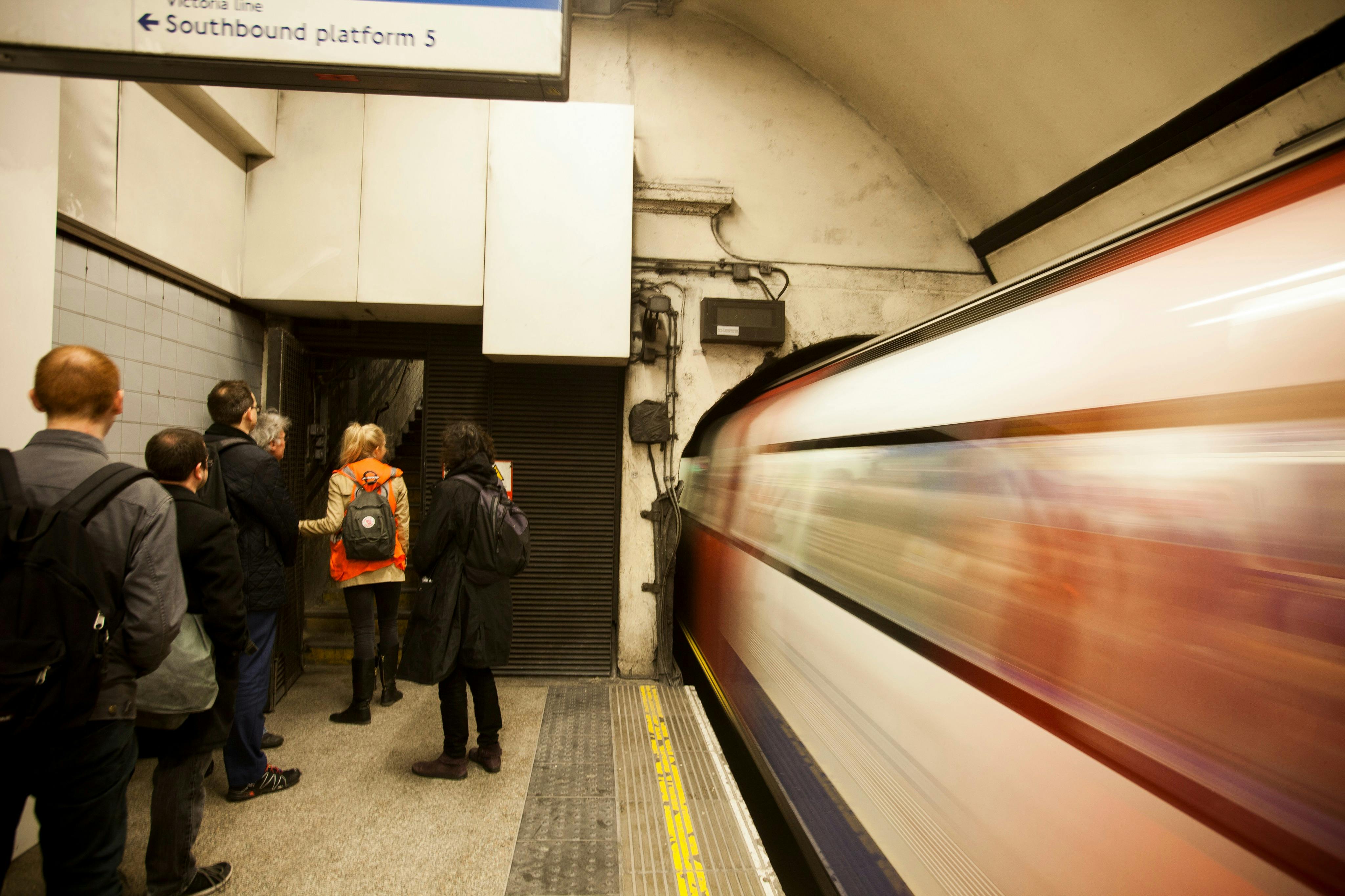 숨겨진 문은 사용하지 않는 복도의 미로로 이어집니다.