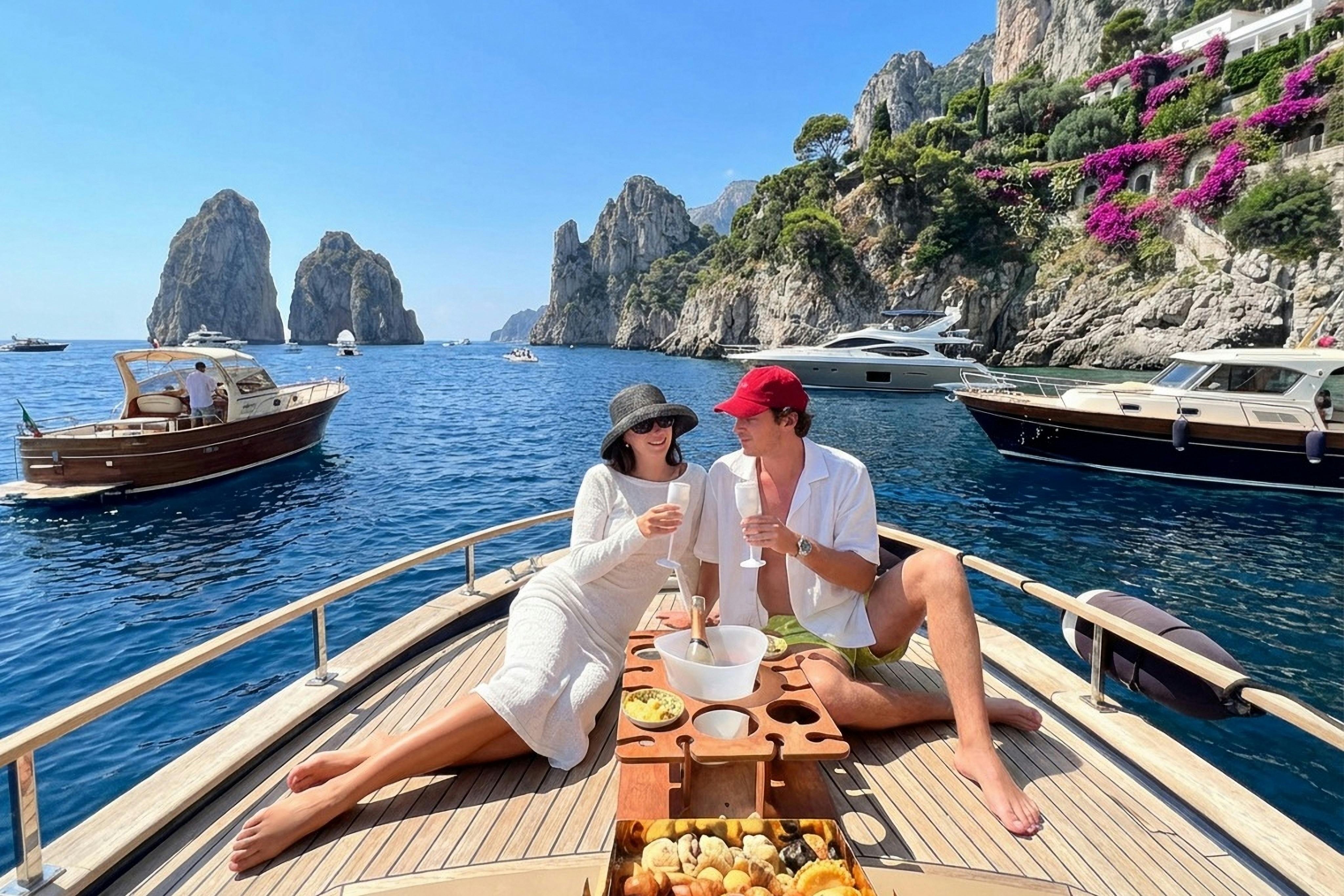 Capri: Tour guidato in barca + bevande + visita alla Grotta Azzurra — 8