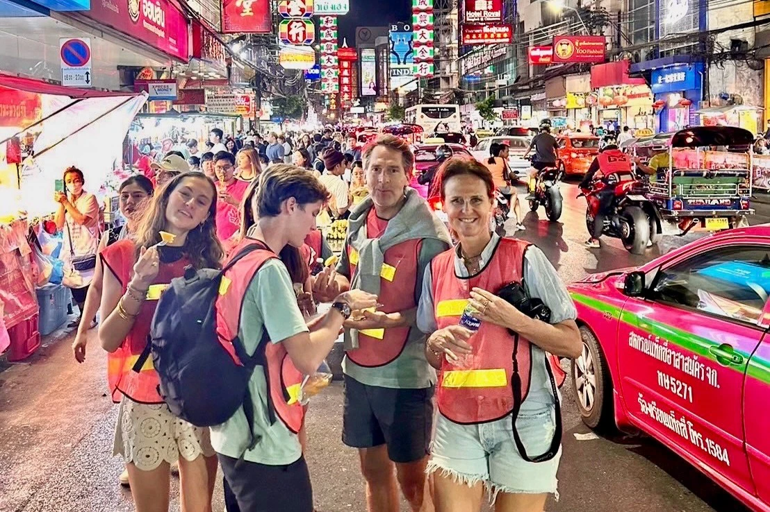 Bangkok: Small Group Guided Night Bike Tour + Dinner