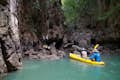 As lagoas no interior da ilha de Panak só podem ser alcançadas de caiaque