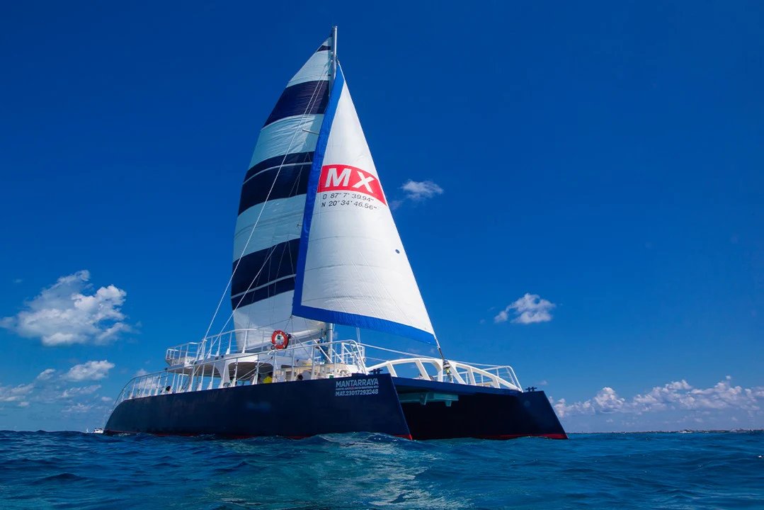 Isla Mujeres: Catamaran with Snorkeling, Food + Drinks