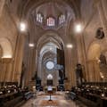 Wnętrze katedry, nawa centralna i boczna, kramy chóralne i organy.
