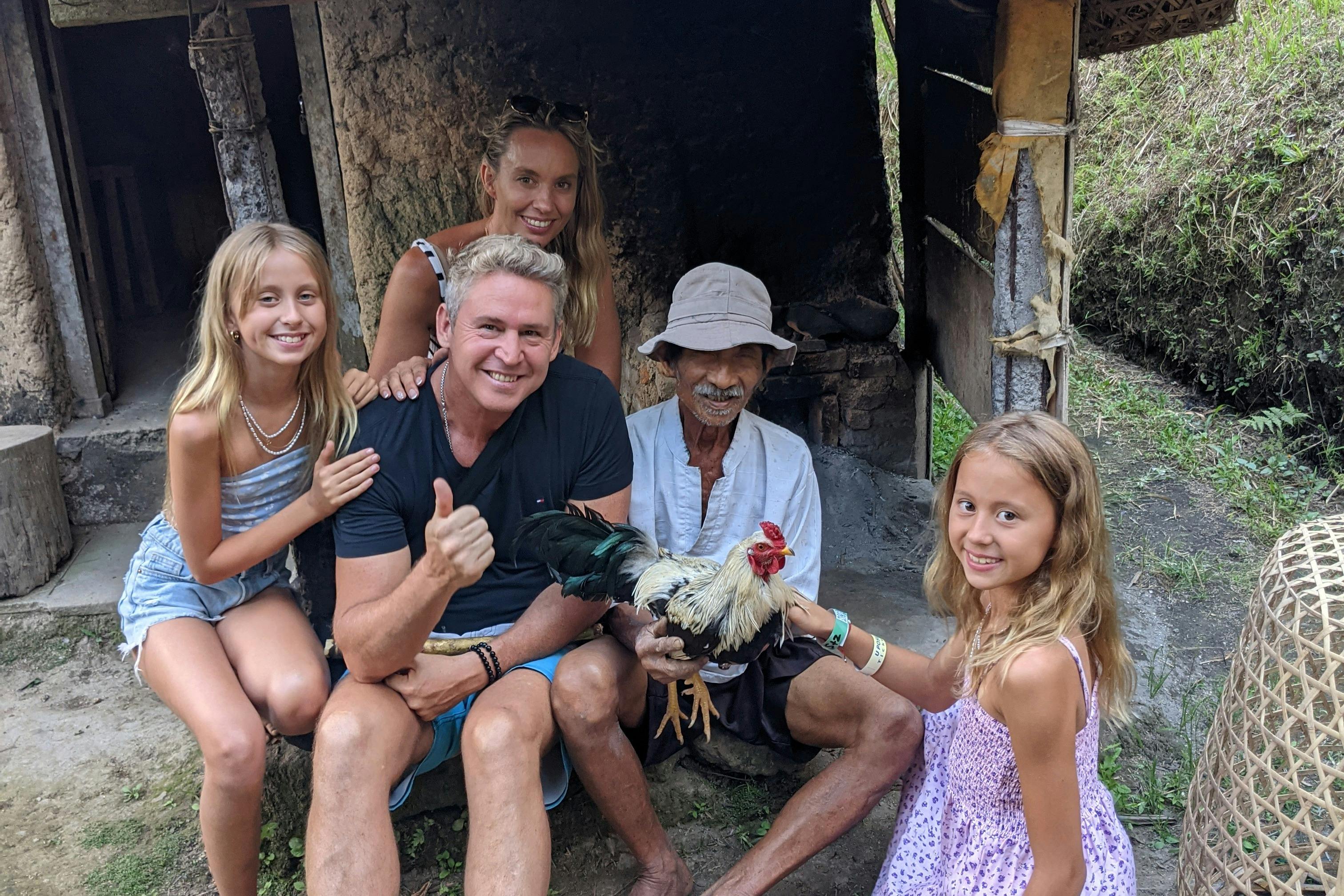 家族のグループが農家の小屋を訪れ、地元の農家とニワトリに会います。