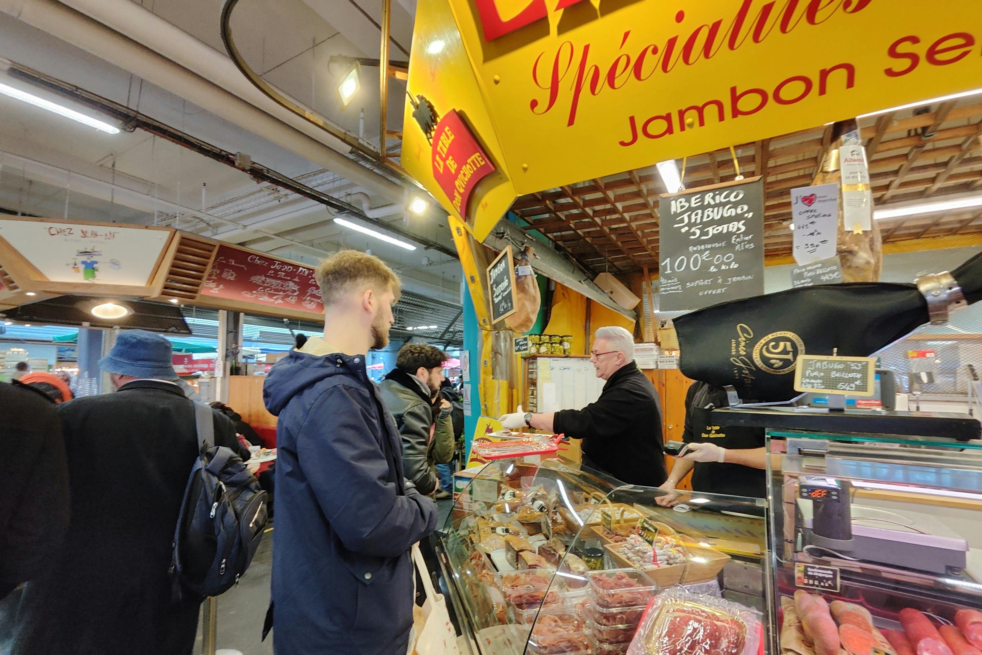 Γνώρισε μερικούς από τους πωλητές της αγοράς.