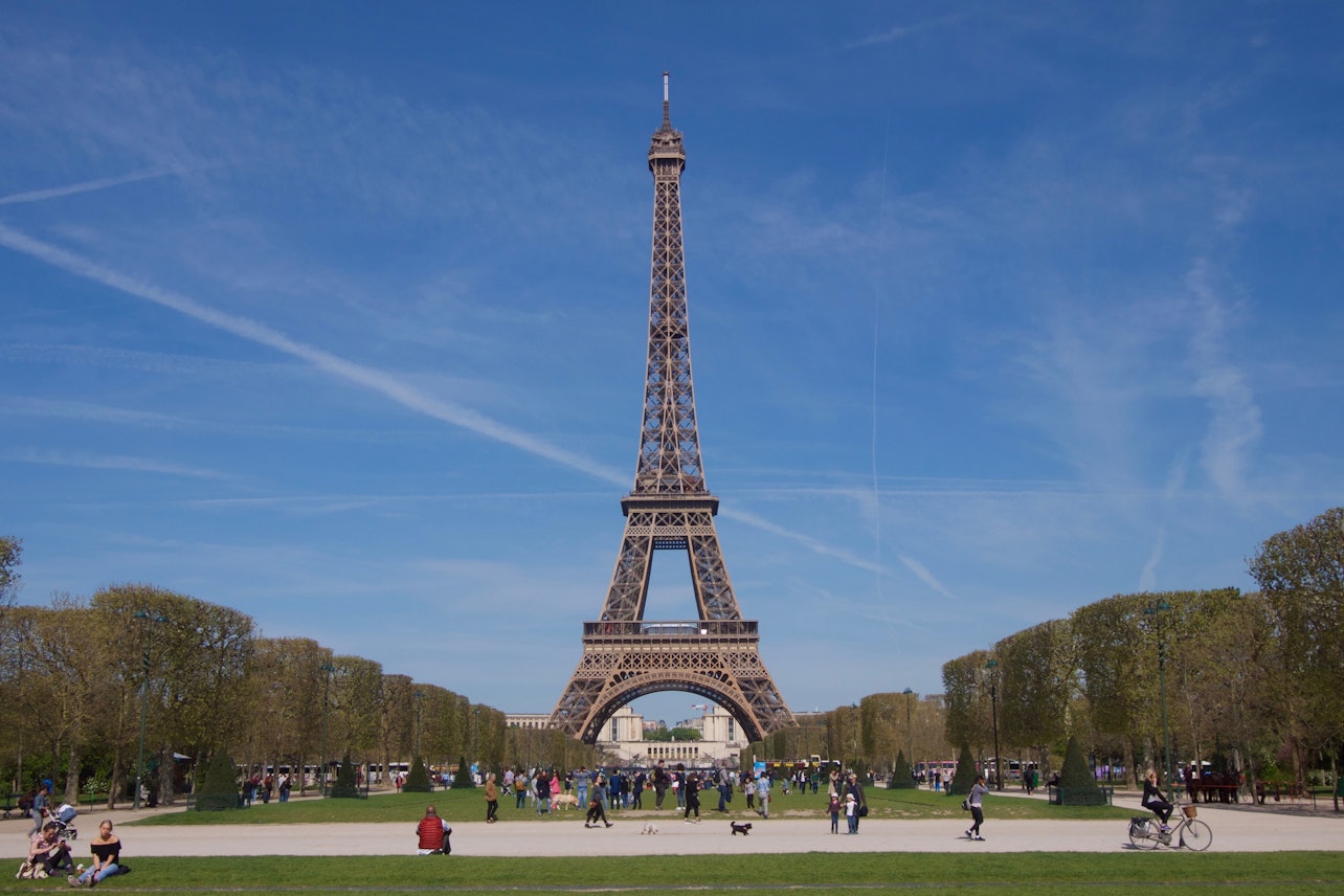 Torre Eiffel: Visita guiada de la cima en grupo reducido - Alojamientos en Paris