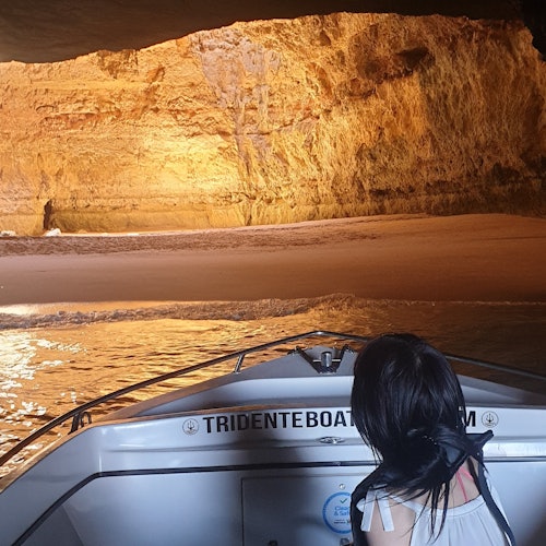 アルマサン・デ・ペラからベナギル洞窟ボートツアー(即日発券)