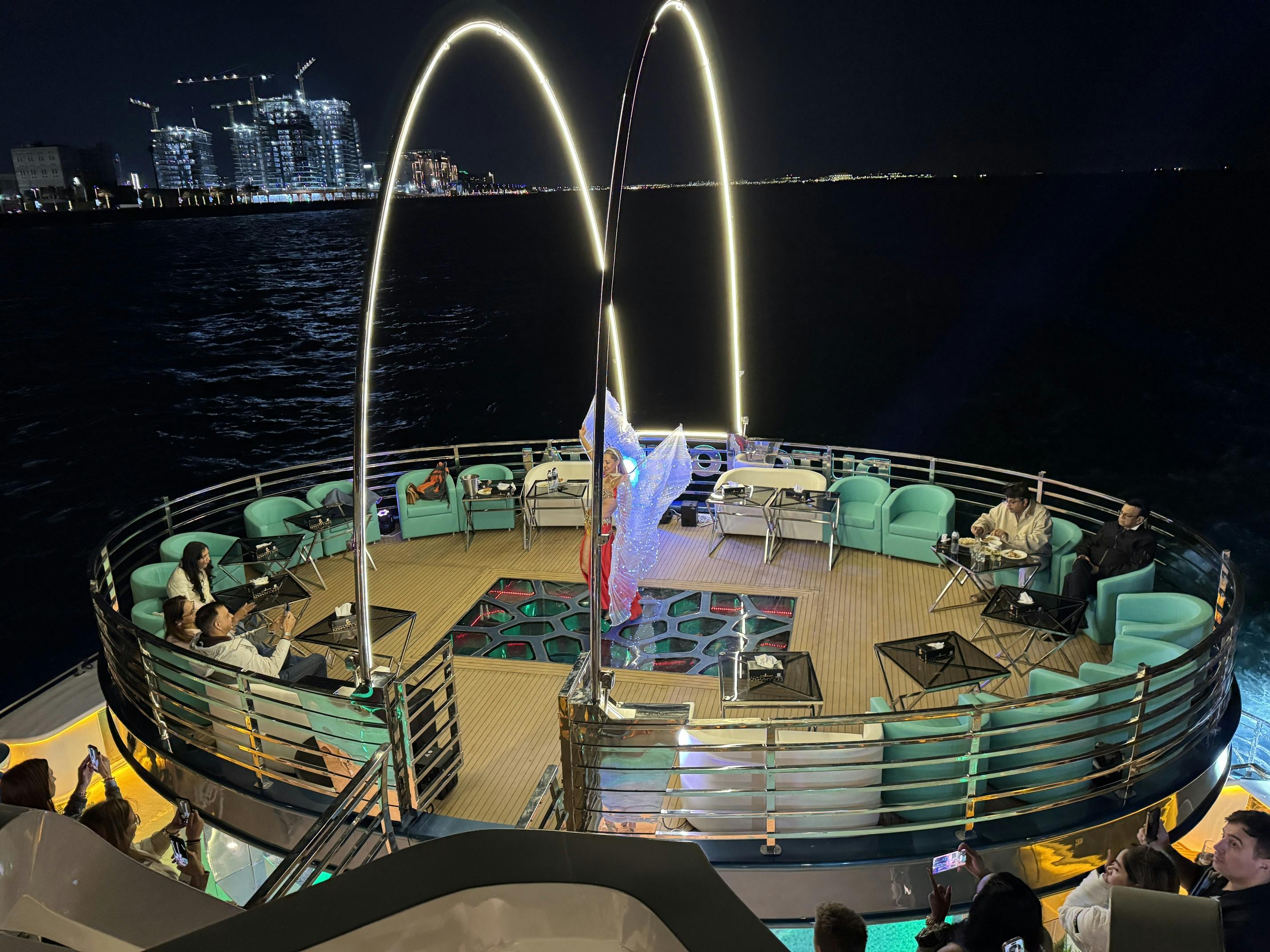 ארוחת ערב בופה גורמה ביאכטת לוטוס דובאי