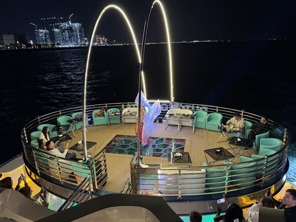 בופה עשיר וכיבוד על היאכטה