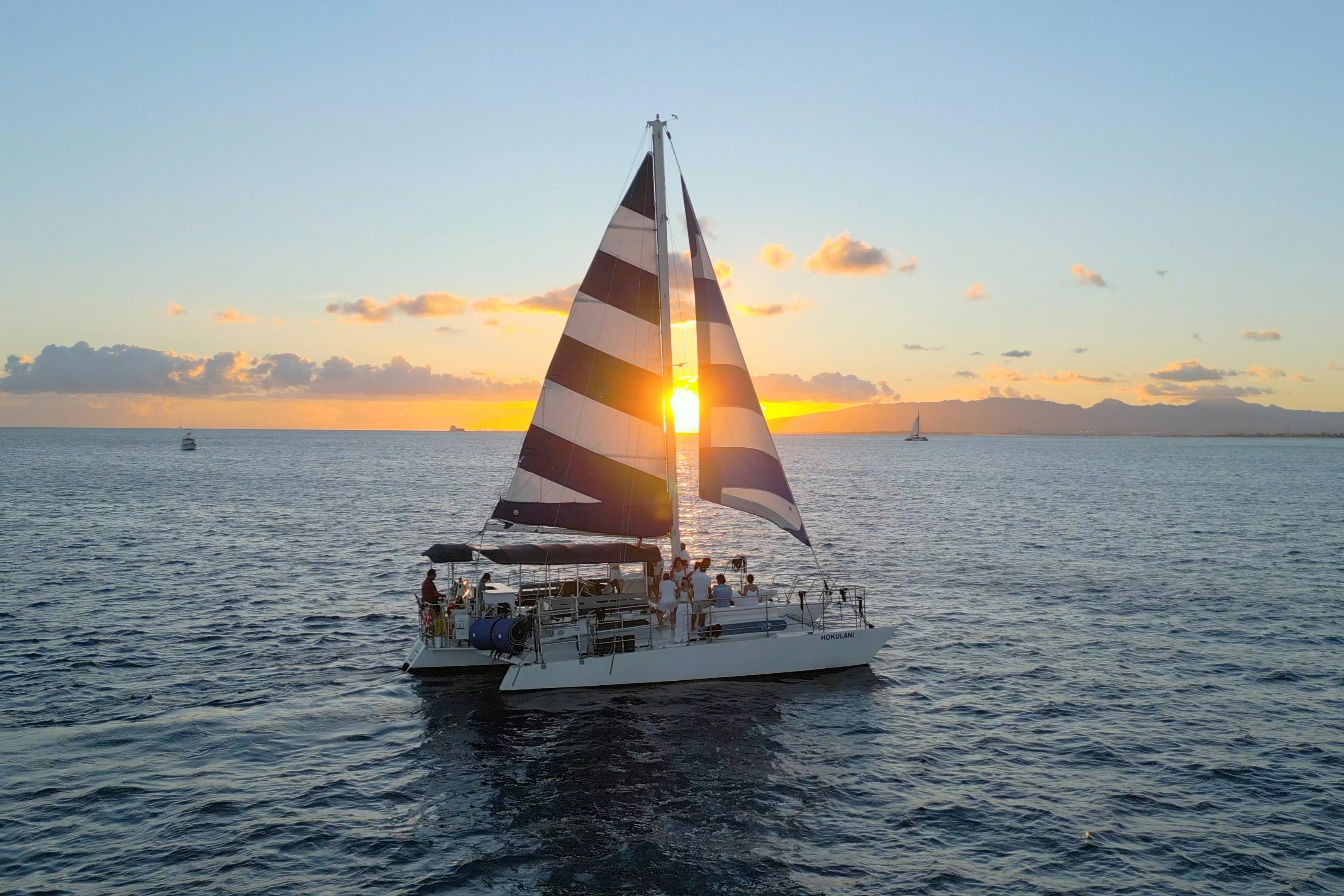 Waikiki: Sunset Sailing Tour with Swim