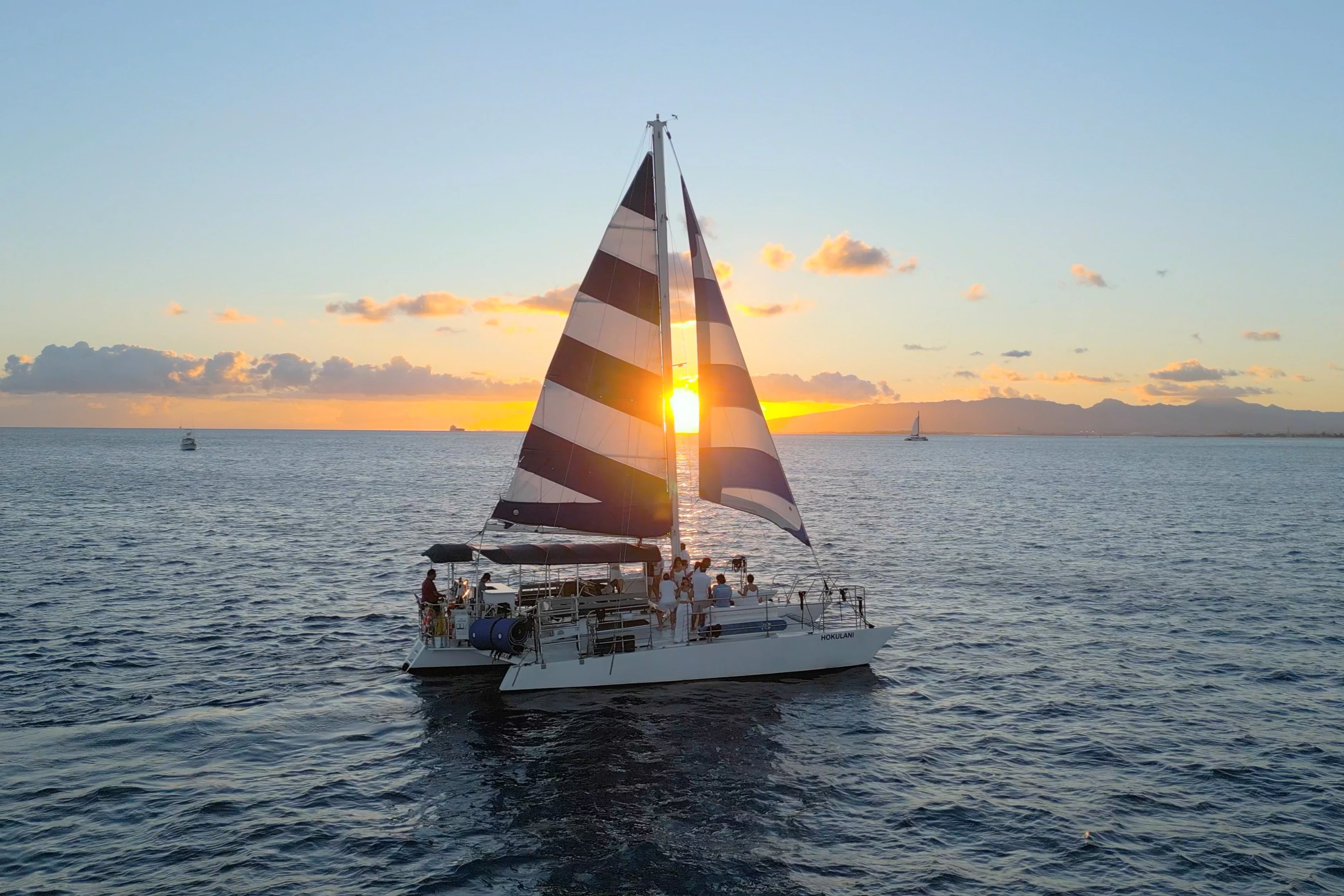 Waikiki: Sunset Sailing Tour with Swim