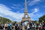 Eiffeltornet gruppresa foto