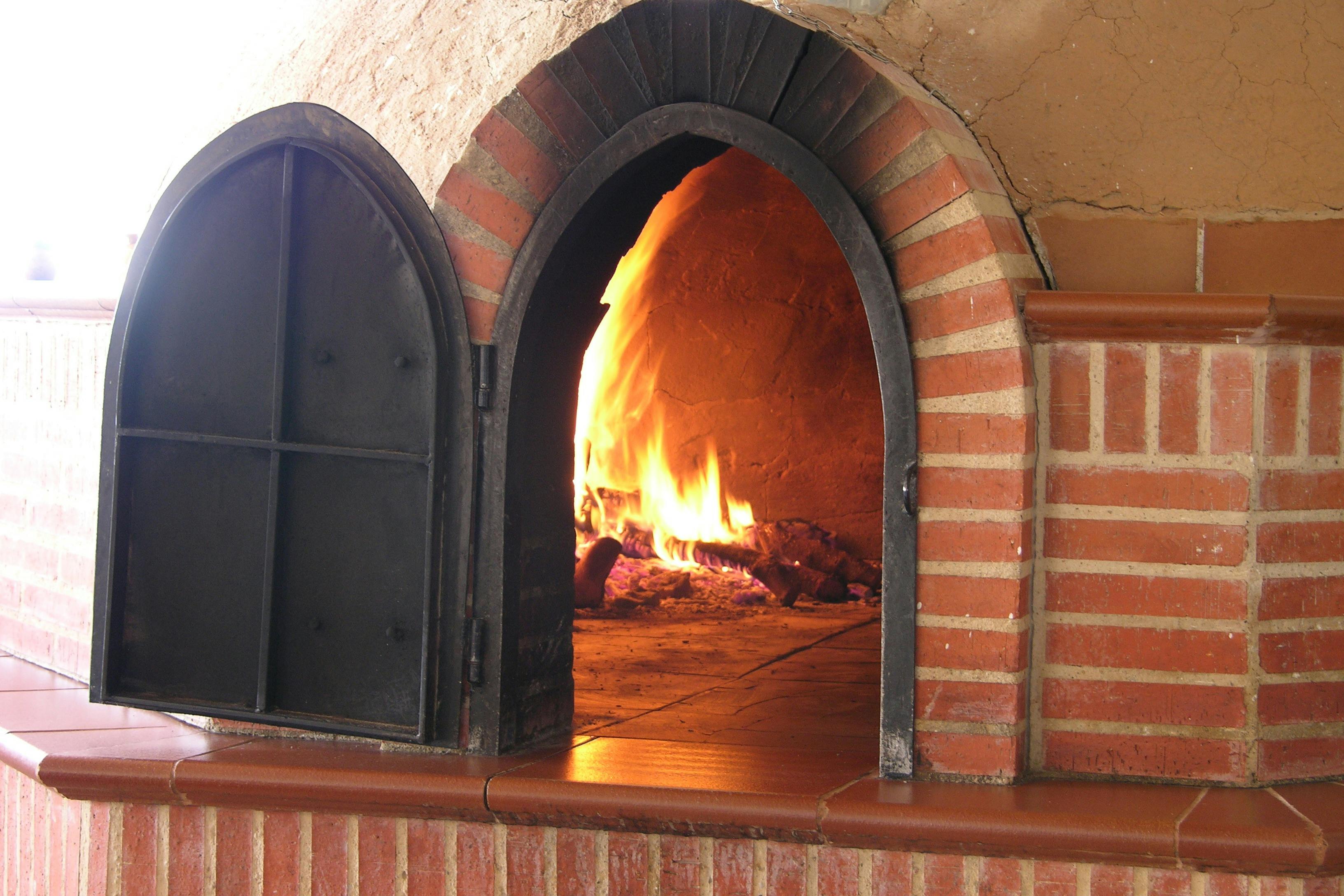 Horno de leña tradicional donde asamos el lechazo.