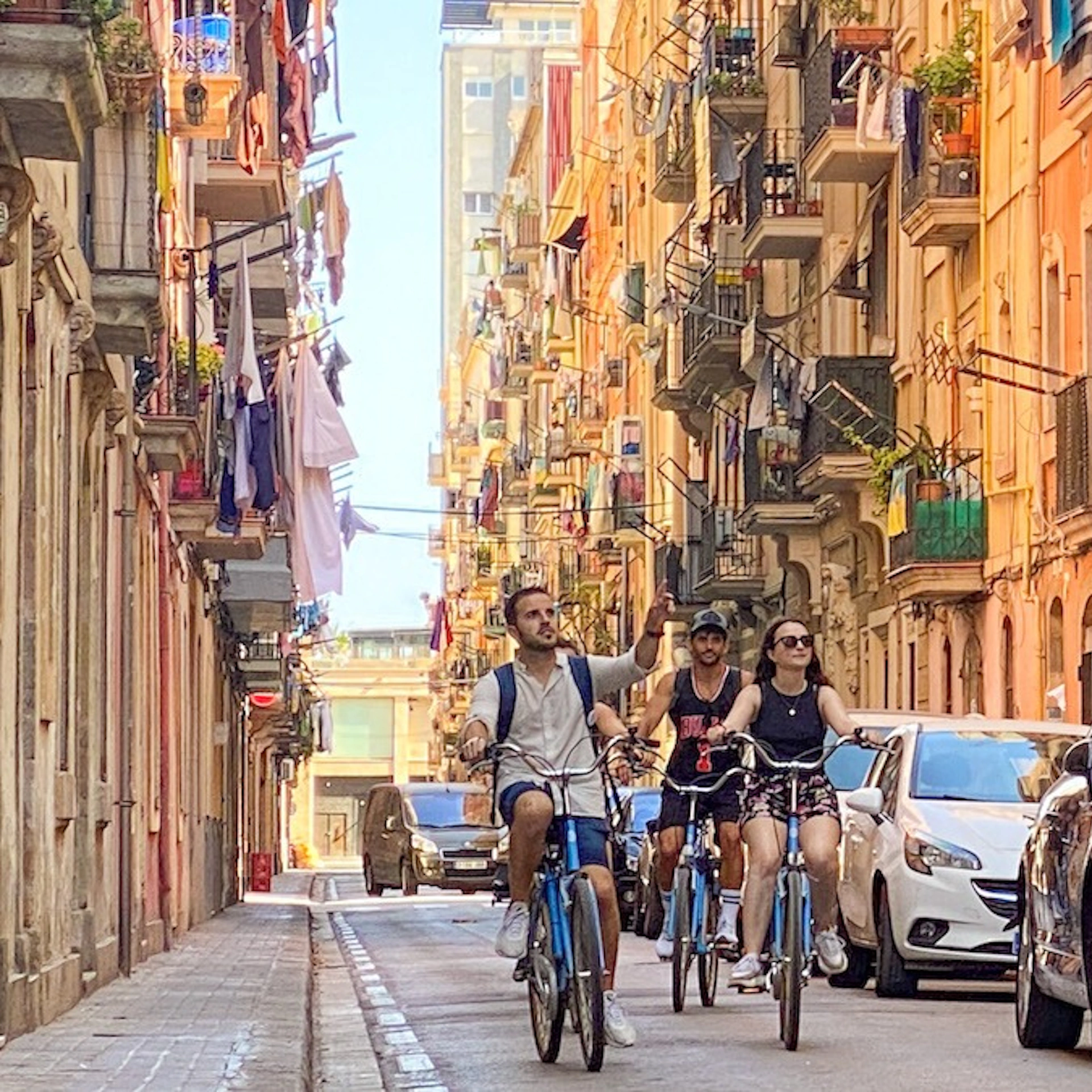 Barcelona: Recorregut en bicicleta per a grups des de les cases Gaudí a la Barceloneta