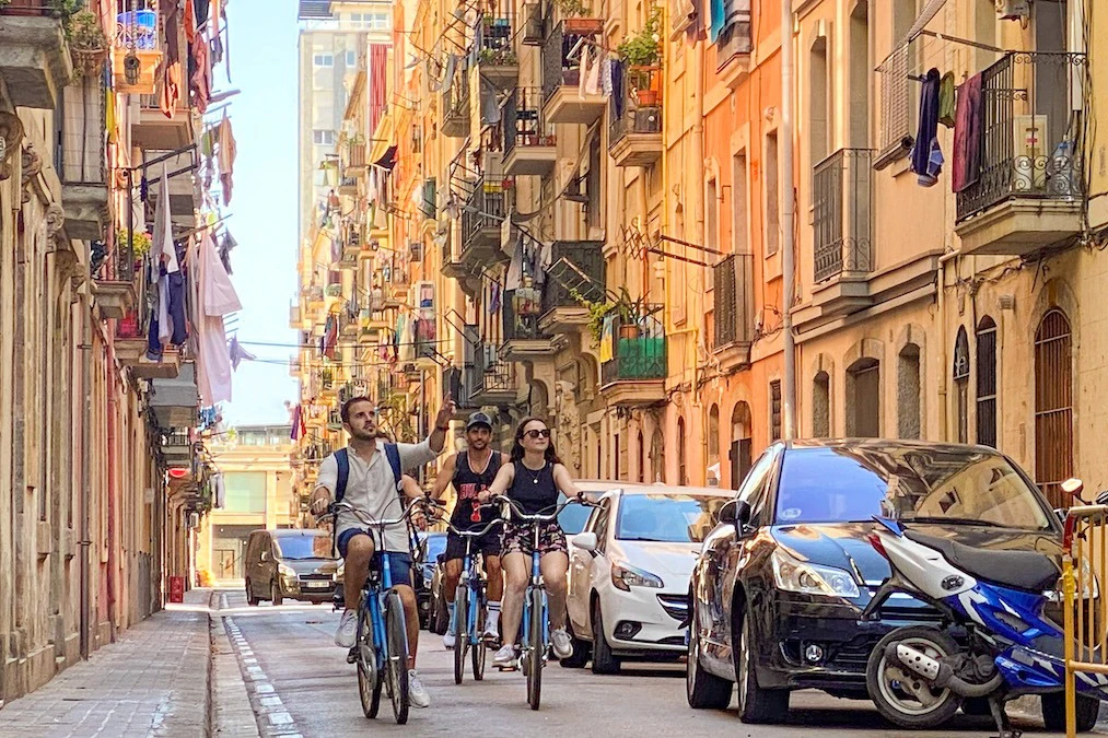 Barcelona: Group Bike Tour from Gaudi Houses to Barceloneta