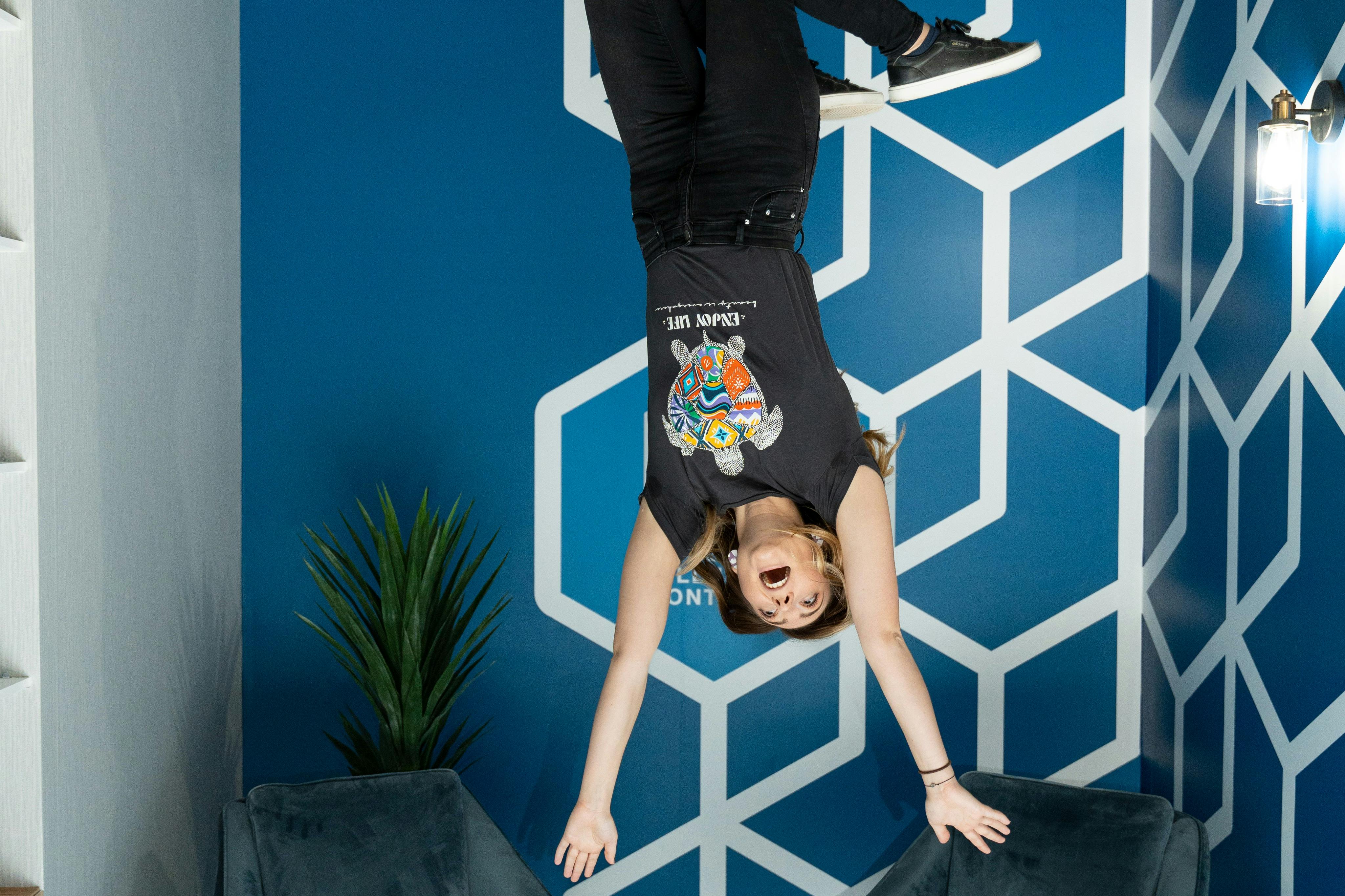 Image d'une femme au Musée des illusions de Montréal