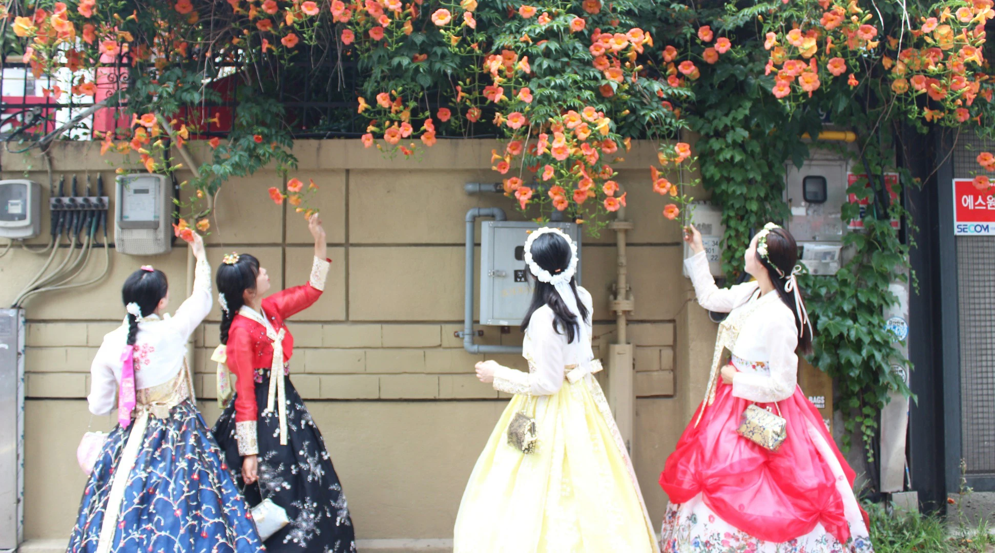 Gyeongbokgung Palace: Themed Hanbok Rental for Females or Kids