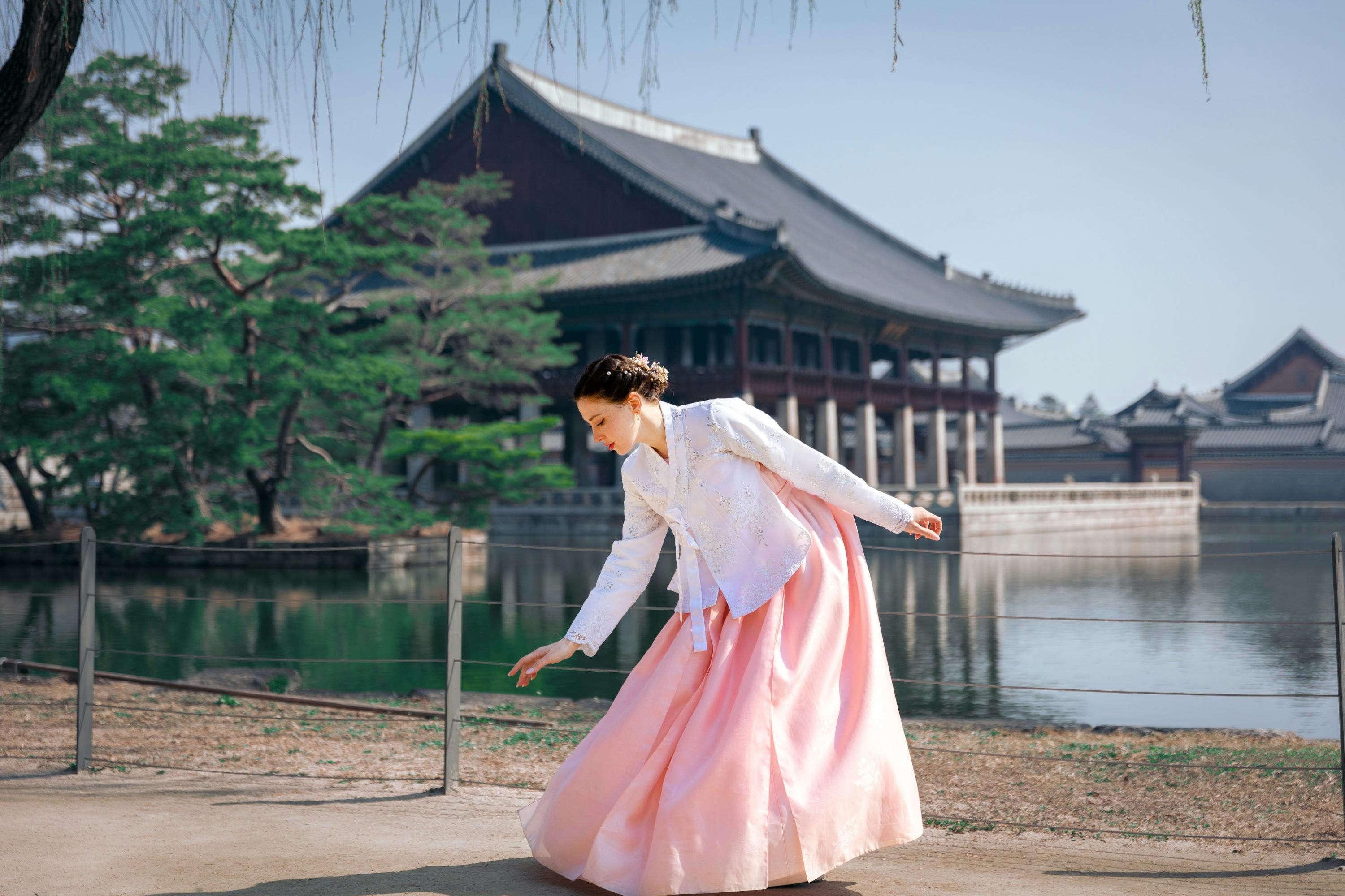 Daehan Hanbok: Gyeongbokgung Hanbok Rental & Photoshoot Experience - Photo 7