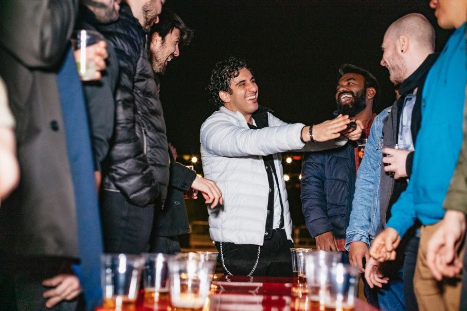 Usmívající se průvodce hovořící s účastníky