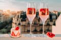 Champagne en taart op een balkon met uitzicht op Montmartre