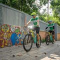 骑自行车探索暹粒市。