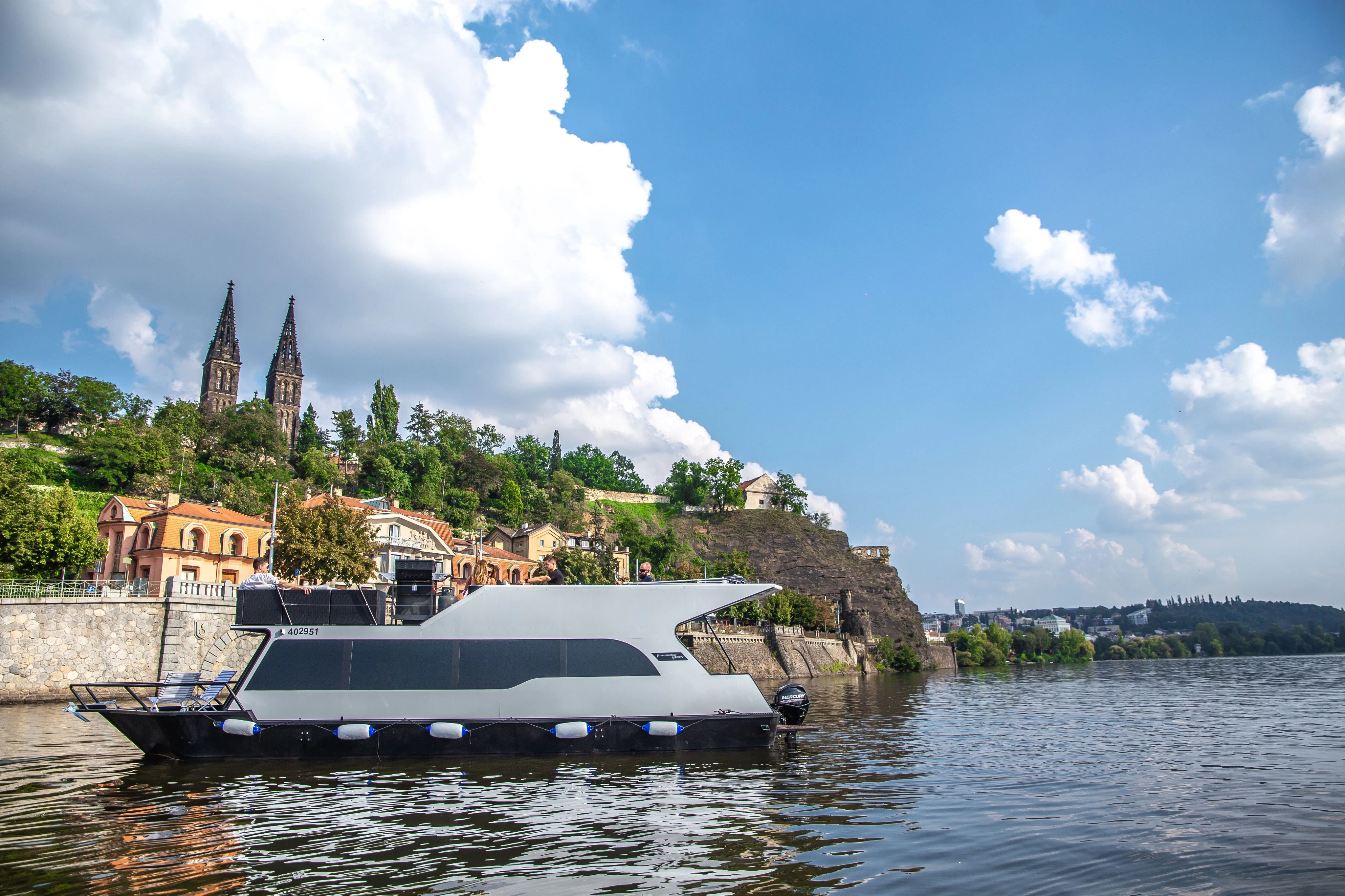 Prague: 3-Hr Private Boat Cruise with Unlimited Beer or Prosecco