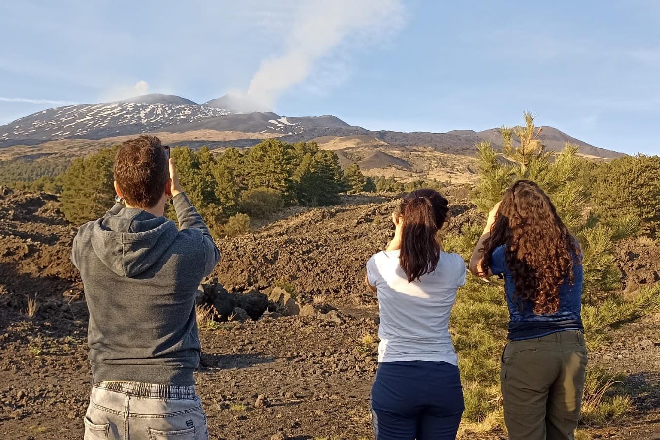 Φωτογραφίζοντας το ηφαίστειο με φίλους