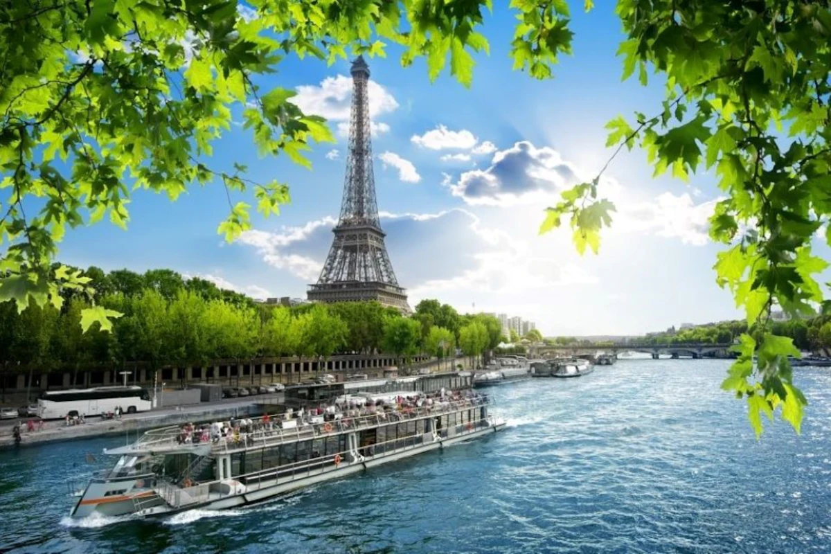 Paris: 1-Hr Seine River Cruise + Crepe Tasting