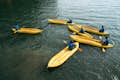 Les guides se préparent à vous emmener sur les kayaks de mer