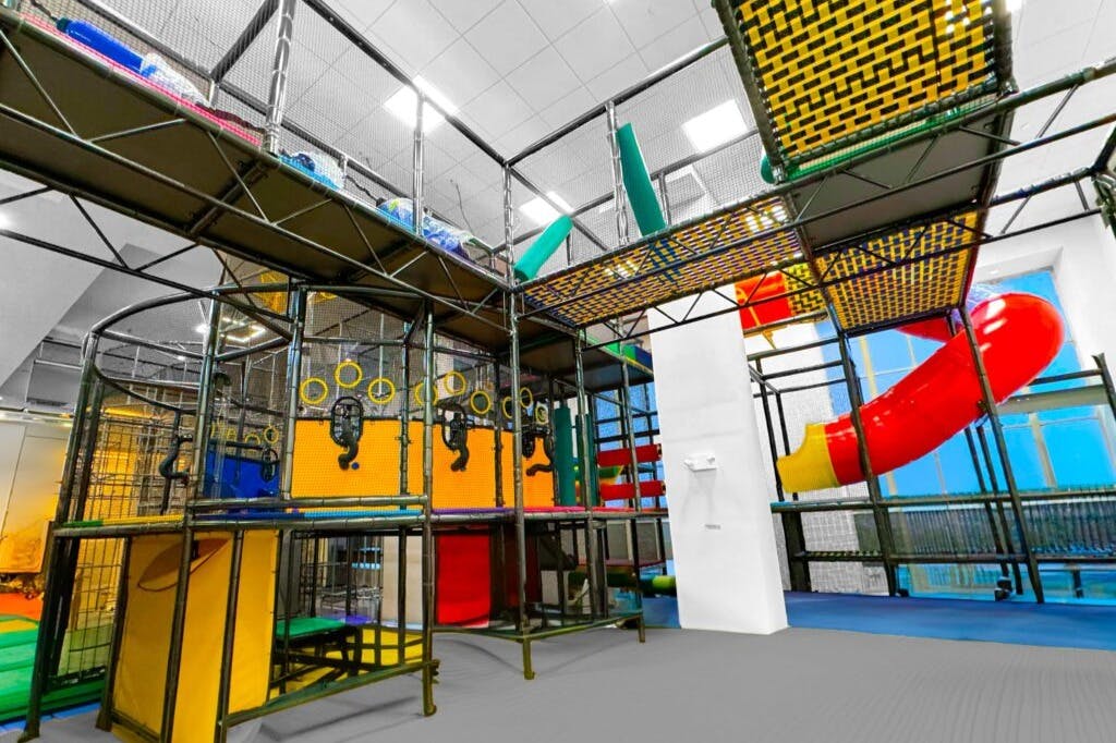 メインプレイスペースには、障害物が詰まったスリリングなマルチレベルのジャングルジムと巨大な屋内スライドがあります！