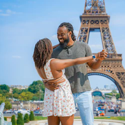 Paris: Professional Photoshoot at Eiffel Tower - 1 Hour 5