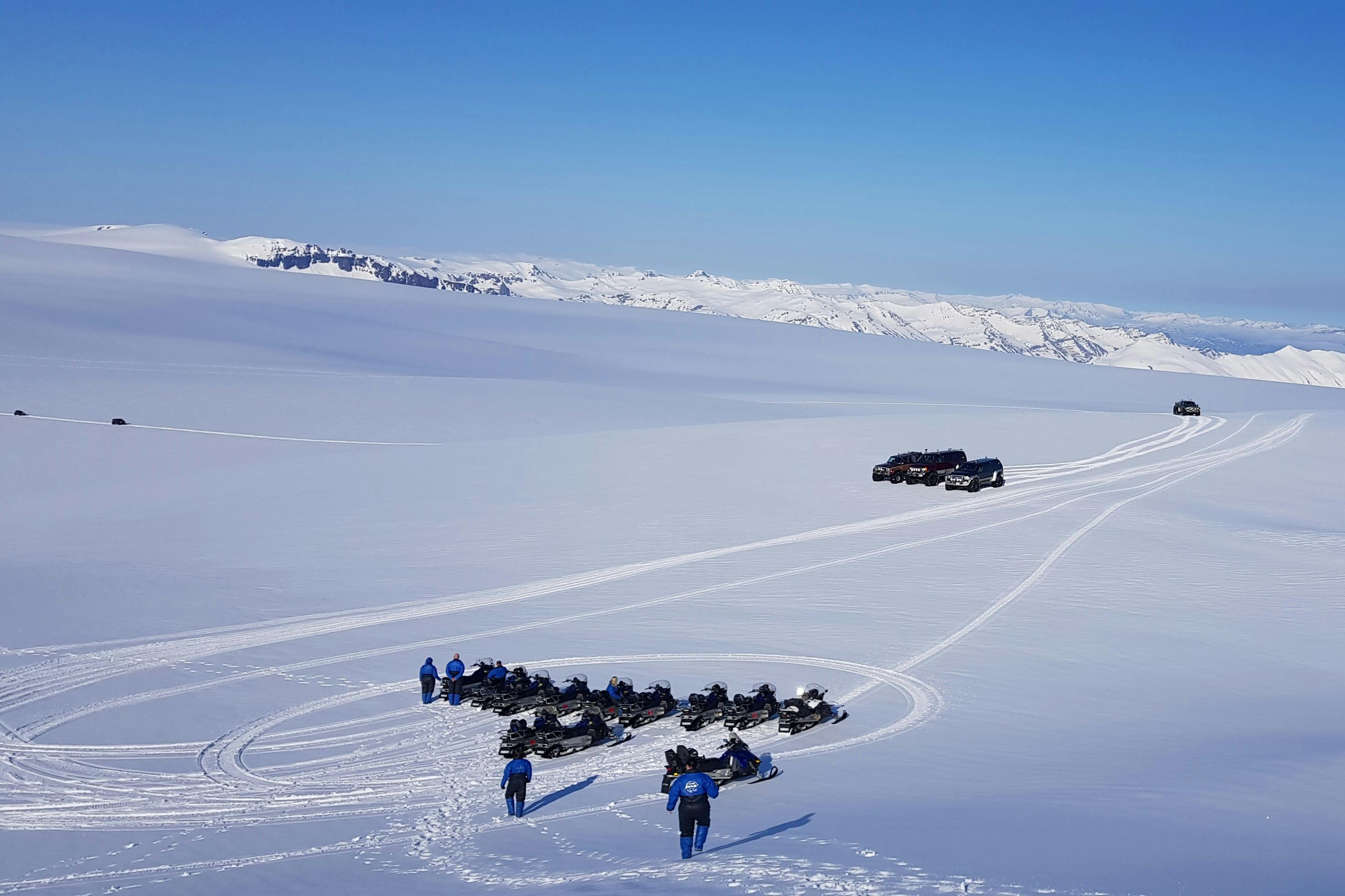 Снегоходы и джипы на Ватнайокудле