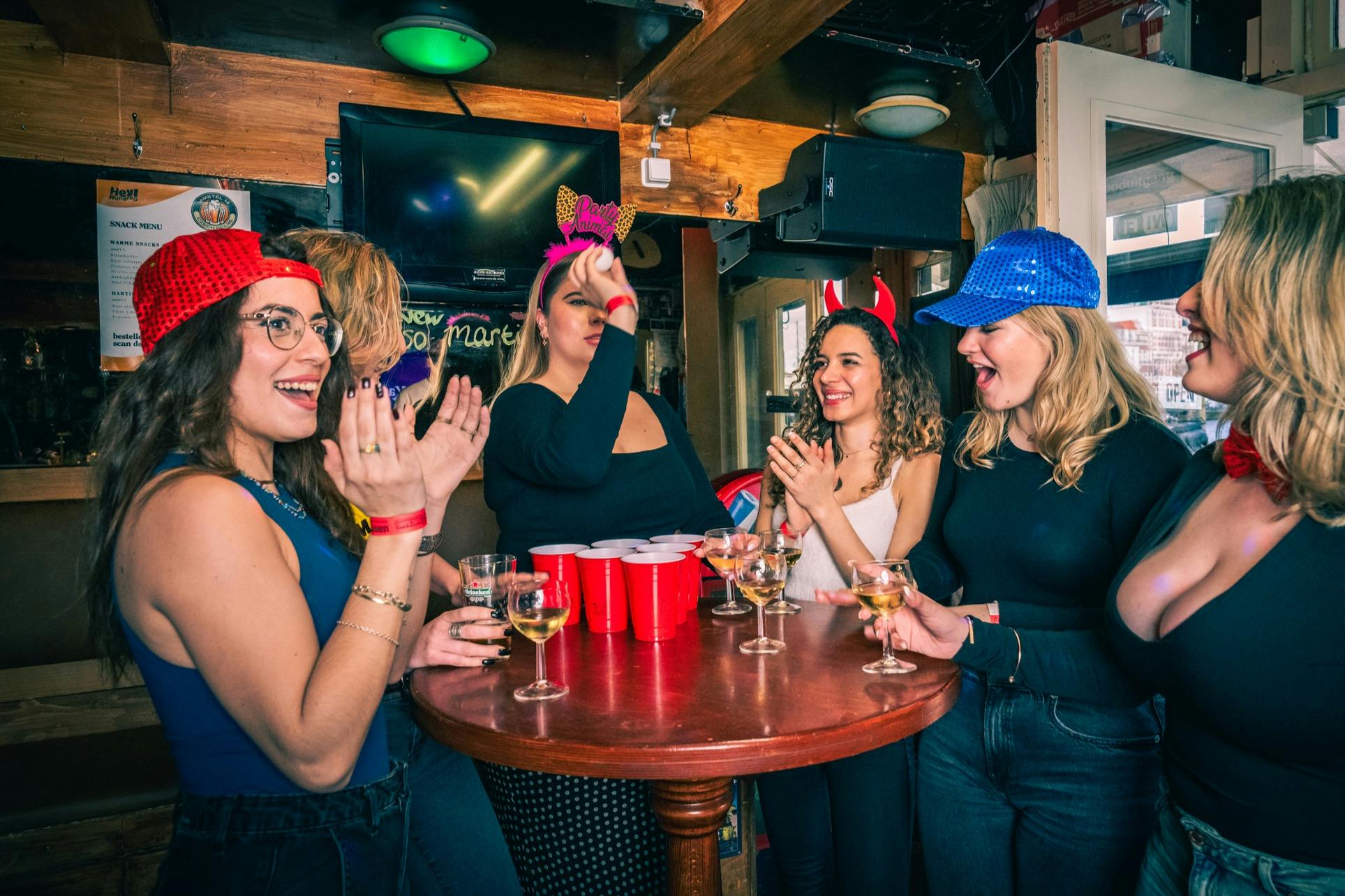 参与者玩游戏的图片