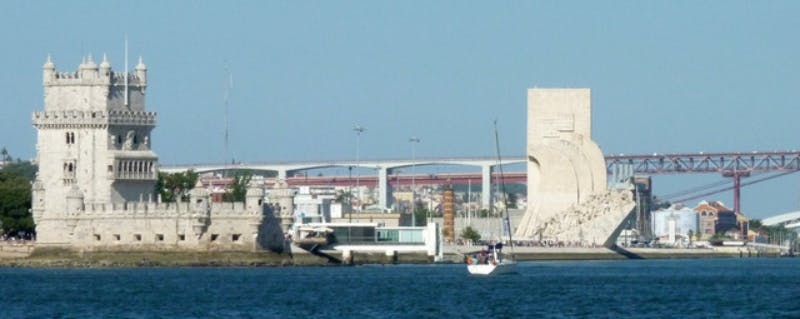 다리와 유서 깊은 석탑, 커다란 현대식 기념비가 있는 해안가 도시 풍경 앞에서 요트를 타보세요.