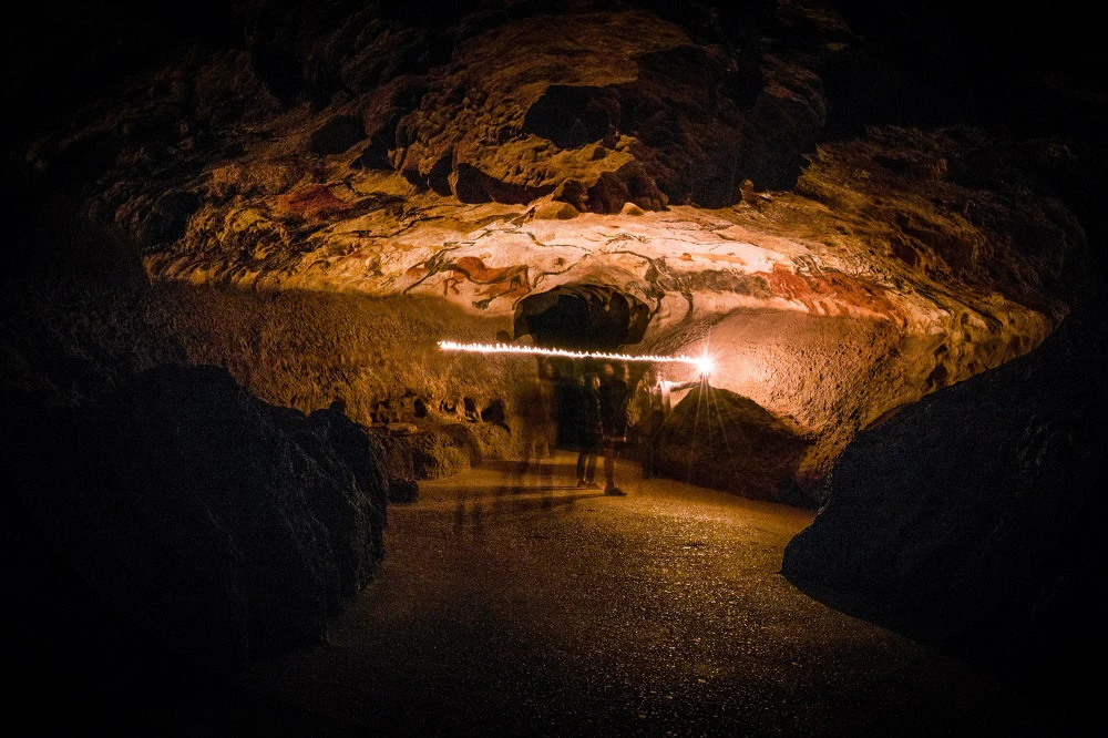 Lascaux II: Guided Tour