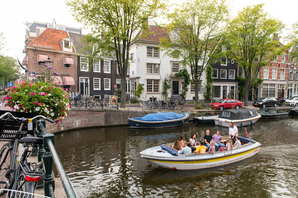 Open boot door de Amsterdamse grachten
