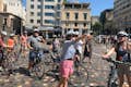 Parada de los ciclistas en la Plaza Monastiraki
