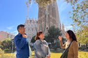 Soukromá skupina prozkoumávající okolí chrámu Sagrada Família