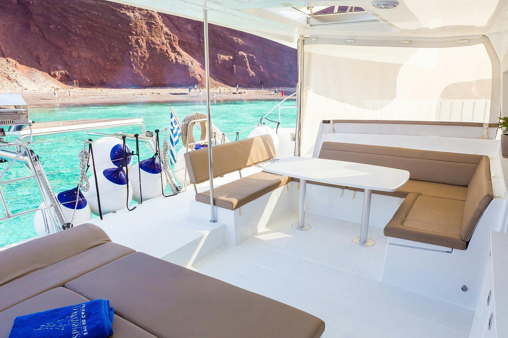 カタマラン・レッド・ビーチ・シーティング・エリア