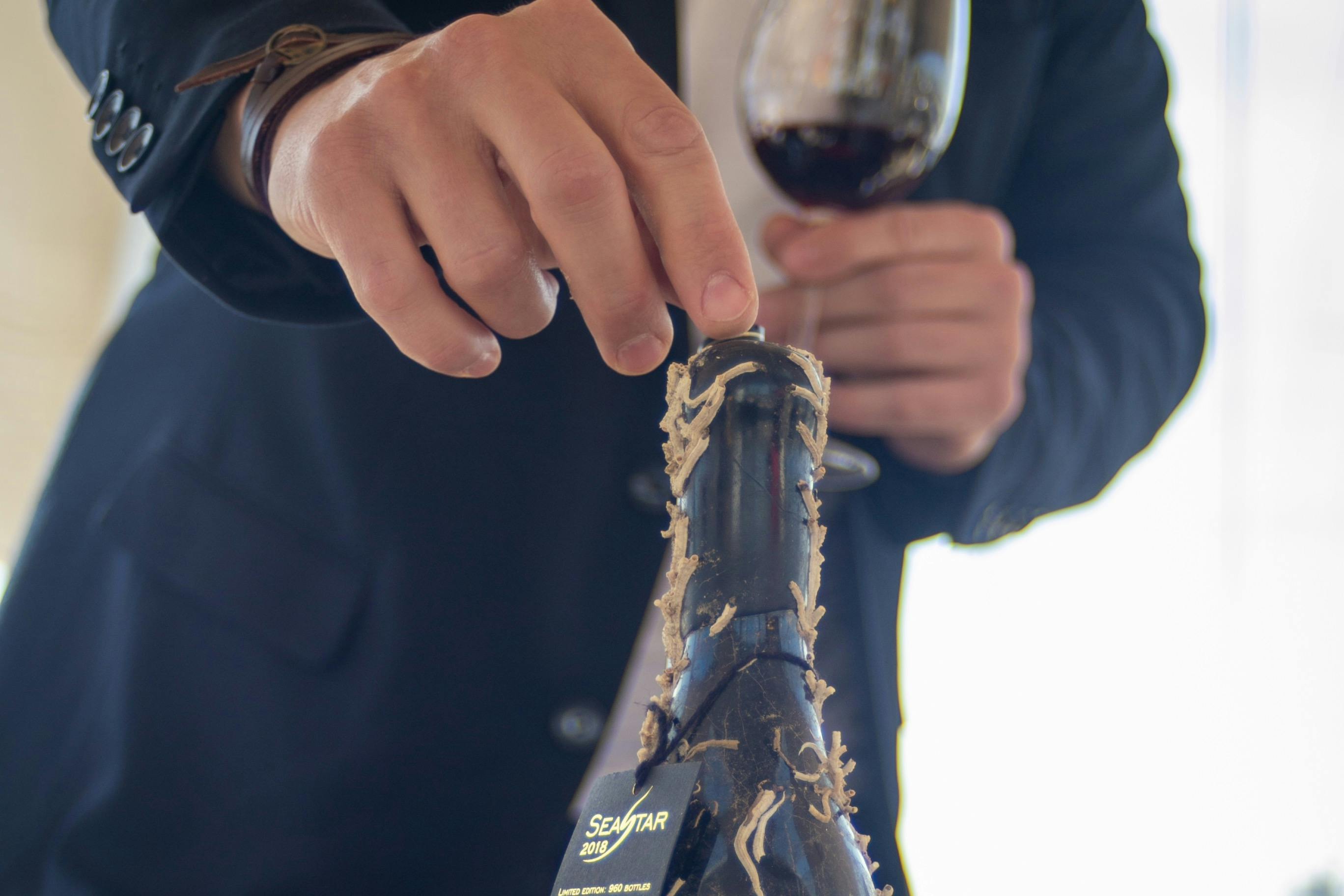 Ces vins vieillis sous l'eau ont été conservés dans un environnement qui accélère leur évolution.