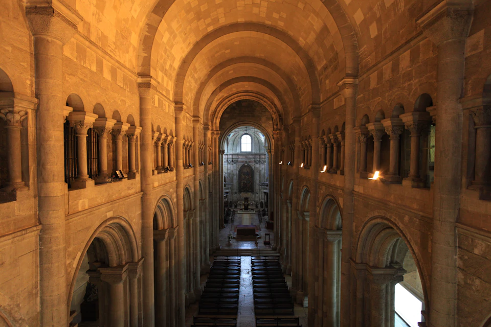 Arched ceilings in the central nave of the Sé de Lisboa