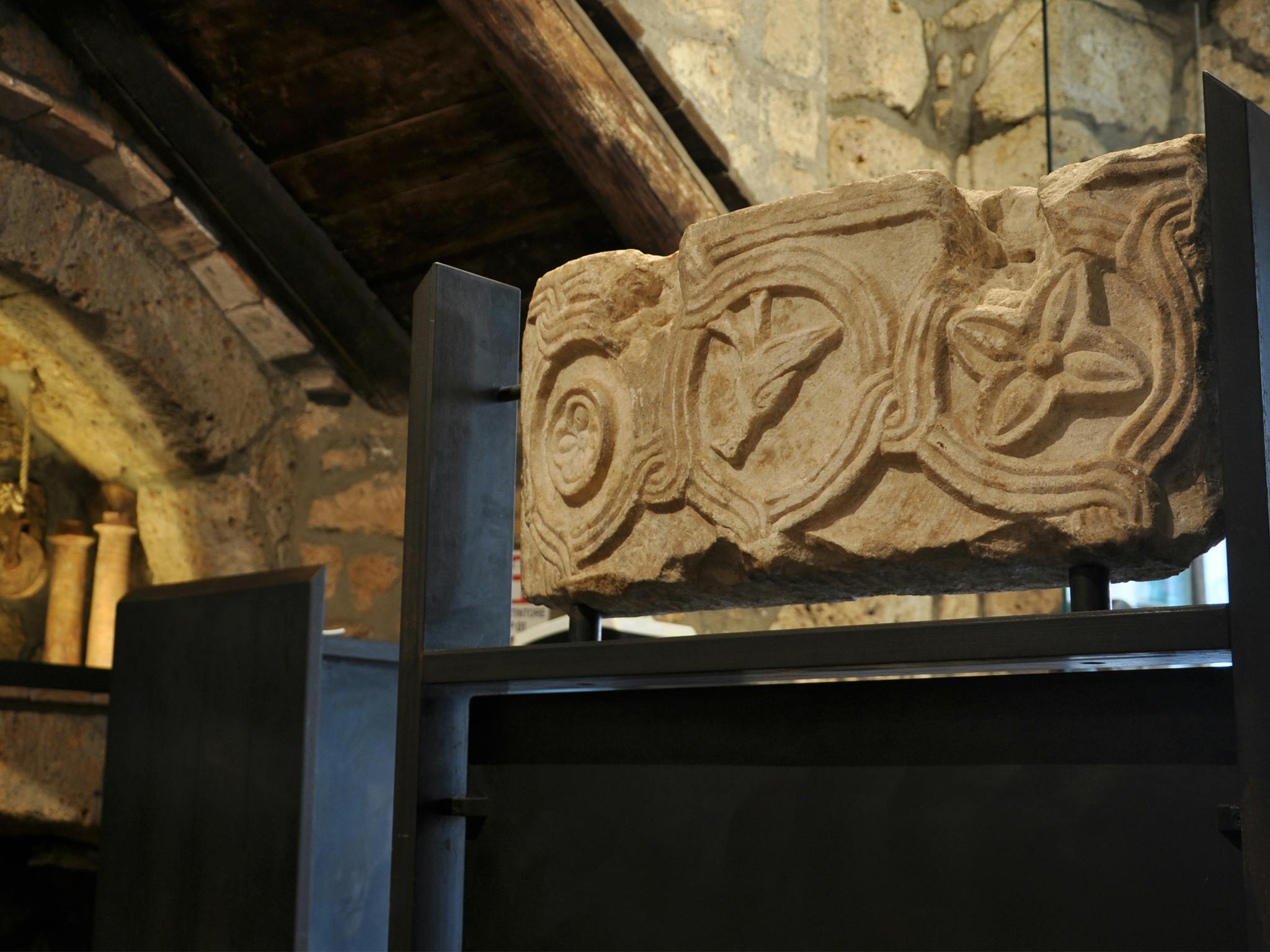 Задняя часть мемориальной доски закрытия карьерной скважины.