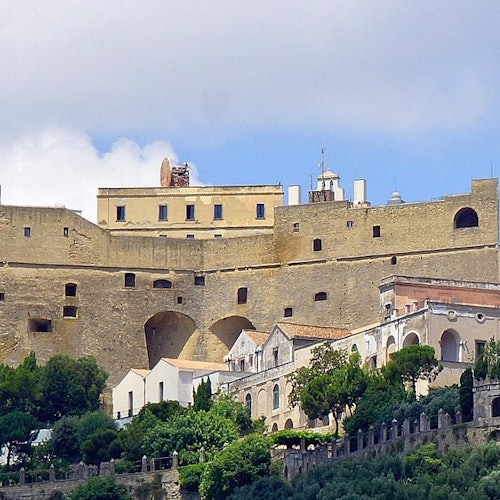 Nápoles: Castel Sant' Elmo con tarjeta postal Pemcards