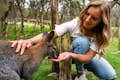 Menina alimentando um wallaby