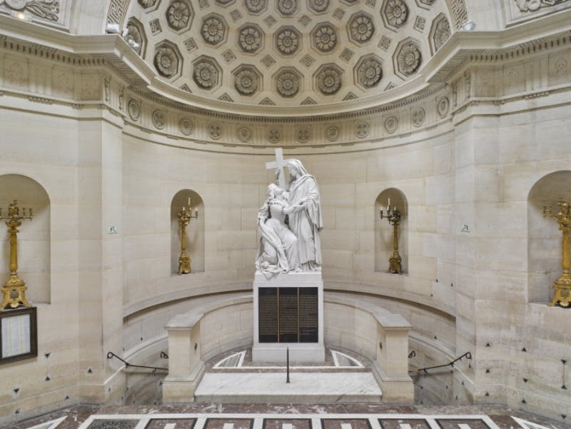 内部装饰华丽，中央大理石雕像为跪姿，站姿为十字架，两侧为两个金色蜡烛台。