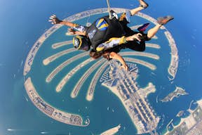 Прыжки с парашютом в Дубае: тандем над пальмой