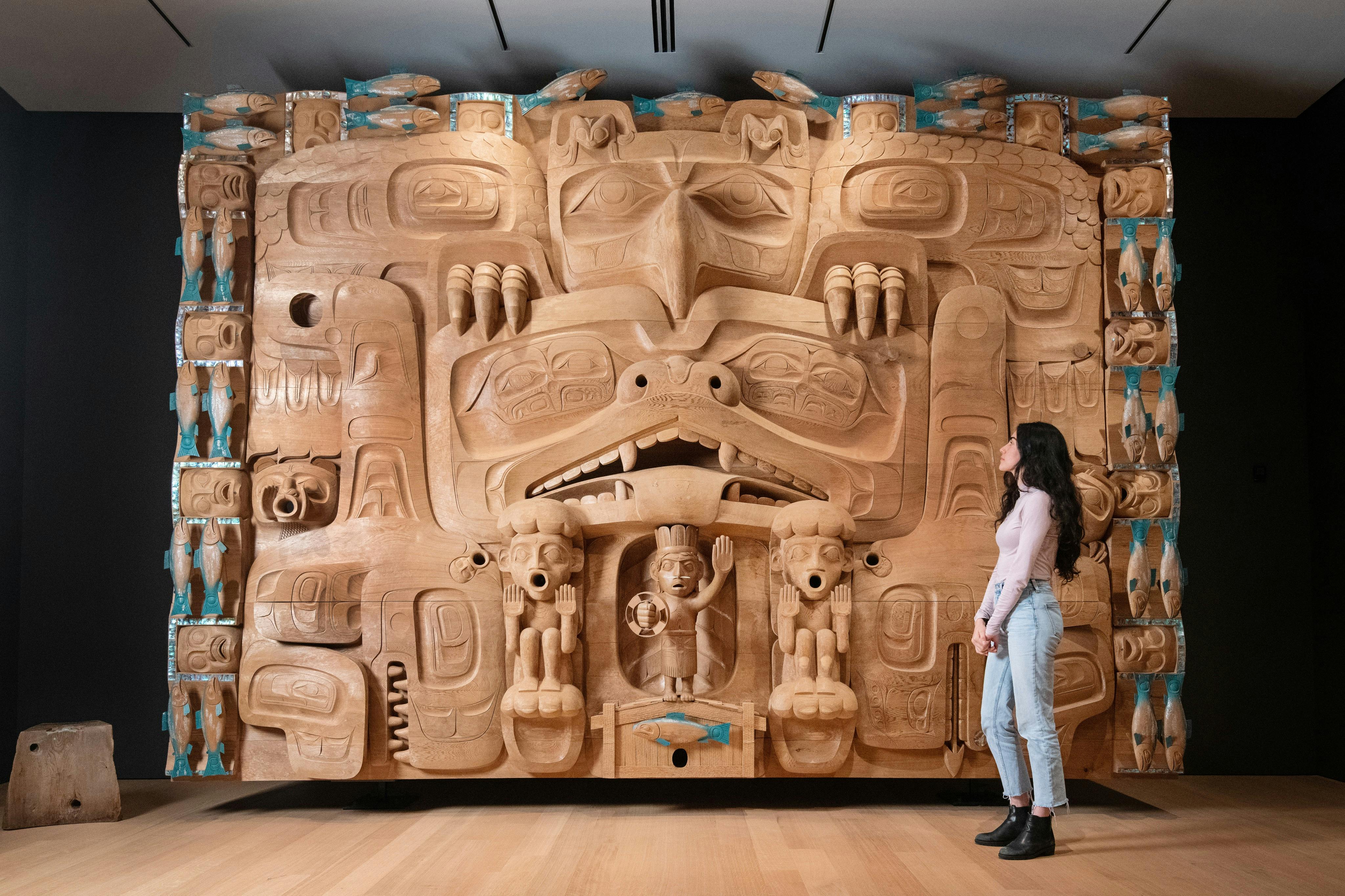 Vue de face d'un paravent en cèdre rouge sculpté par l'artiste haïda James Hart.
